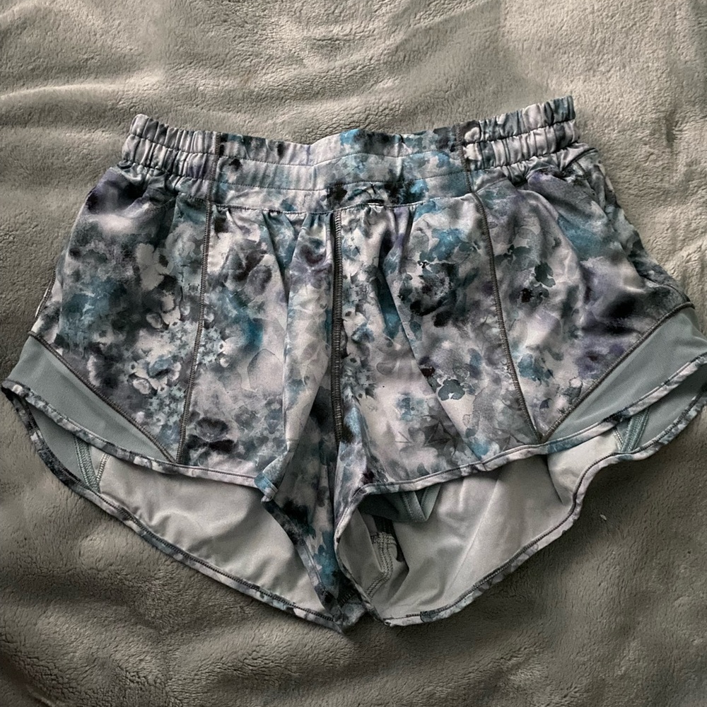 Lululemon Hotty hot shorts size 8 low rise // 2.5”